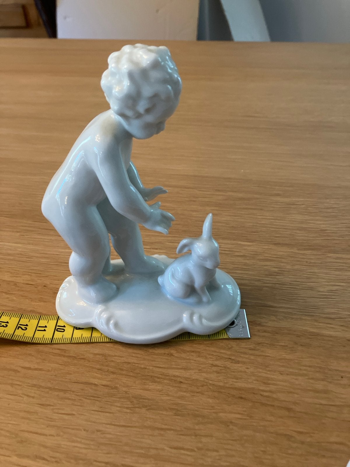 Porseleinen beeldje: Kindje met konijn, Antiek en Kunst, Ophalen of Verzenden