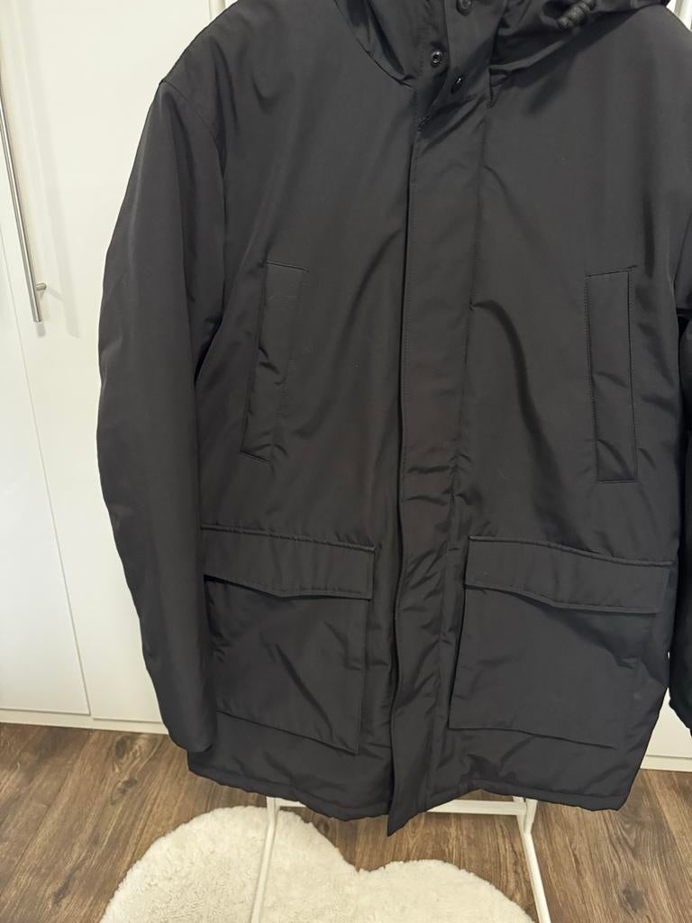 Zwarte winterjas met capuchon, Ophalen of Verzenden, Zo goed als nieuw, Maat 52/54 (L), Zwart