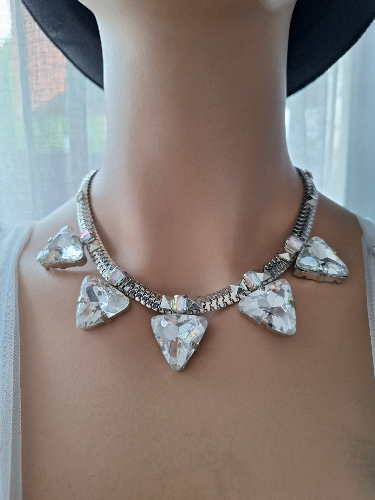 Zilverkleurige ketting met grote kristallen, Met kristal, Overige materialen, Ophalen of Verzenden, Zo goed als nieuw