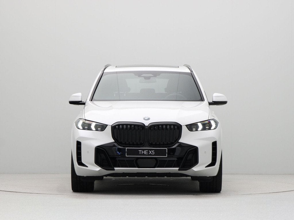 BMW X5 xDrive50e (bj 2026, automaat), Auto's, 2395 kg, Met garantie (alle), Overige brandstoffen, Wit