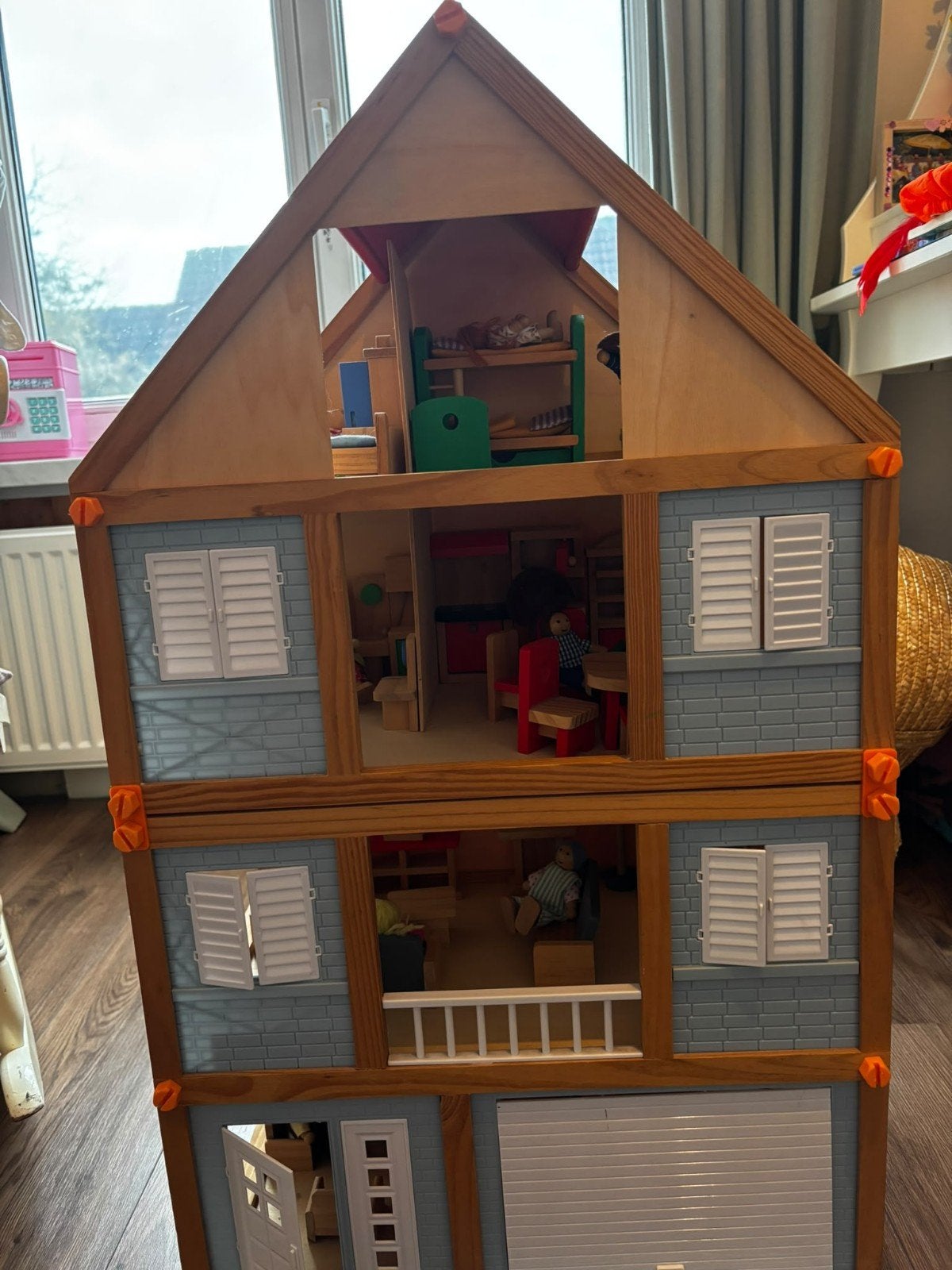 Groot houten poppenhuis met meubels en poppen, Ophalen, Zo goed als nieuw, Poppenhuis