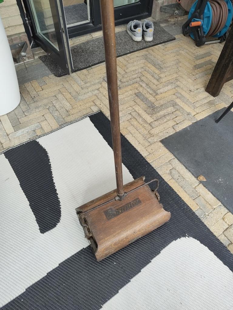 Vintage tapijtveger, Huis en Inrichting, Schoonmaakartikelen, Ophalen, Bezem of Borstel