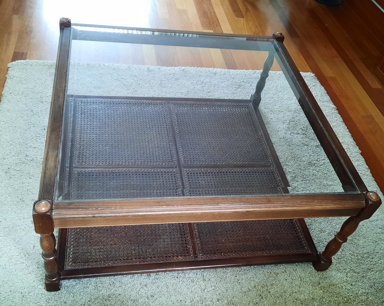 Glazen salontafel met houten frame en rotan details, Ophalen, 50 – 75, Gebruikt, 50 tot 100 cm