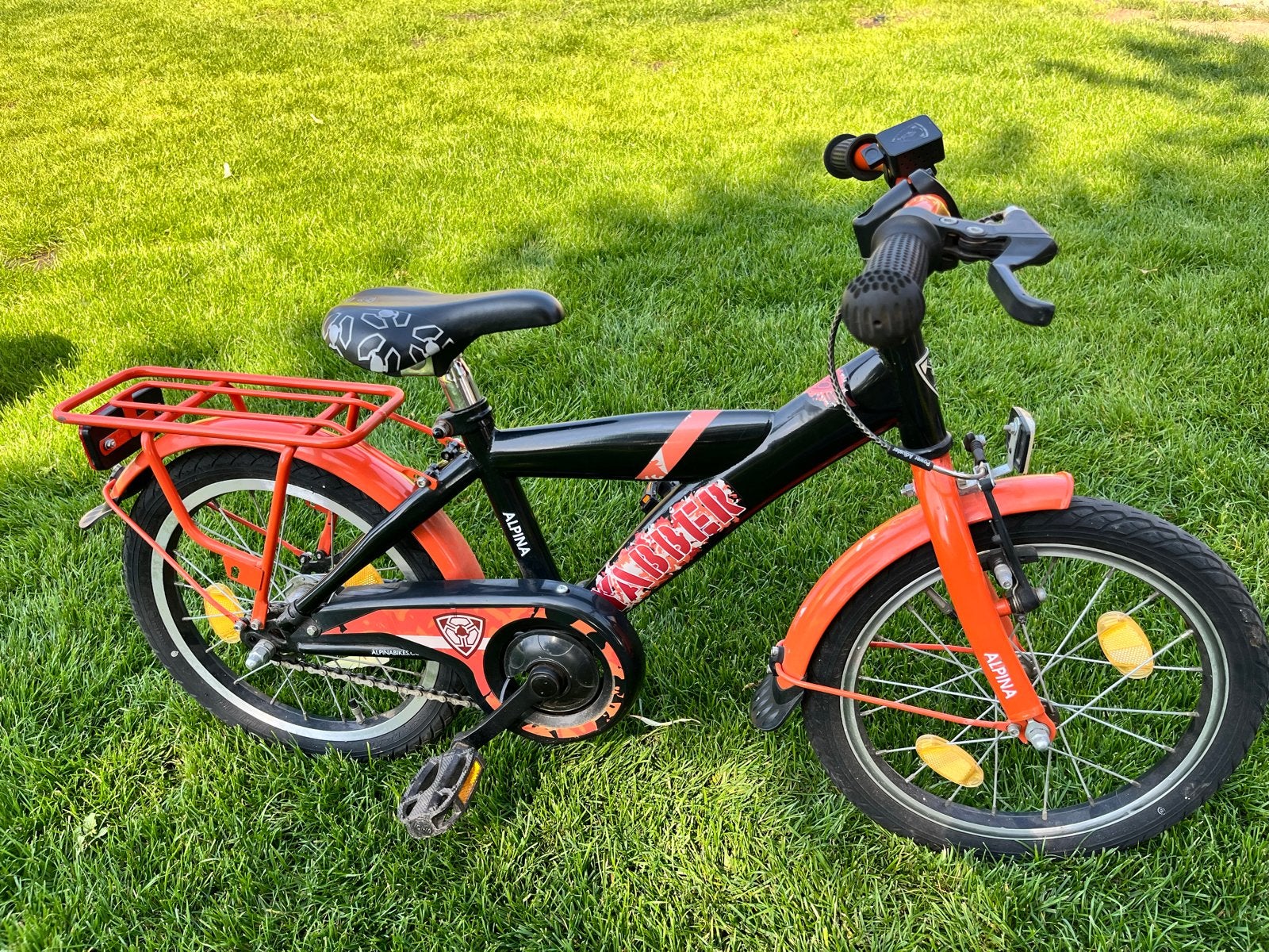 Alpina Yabber kinderfiets - Zwart/Oranje 16 inch, Fietsen en Brommers, Fietsen | Kinderfietsjes, Ophalen, Zo goed als nieuw, Terugtraprem