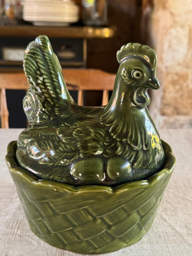 Barbotine Aardewerk Kip op Mand - Groen, Engeland, Antiek en Kunst, Curiosa en Brocante, Ophalen of Verzenden
