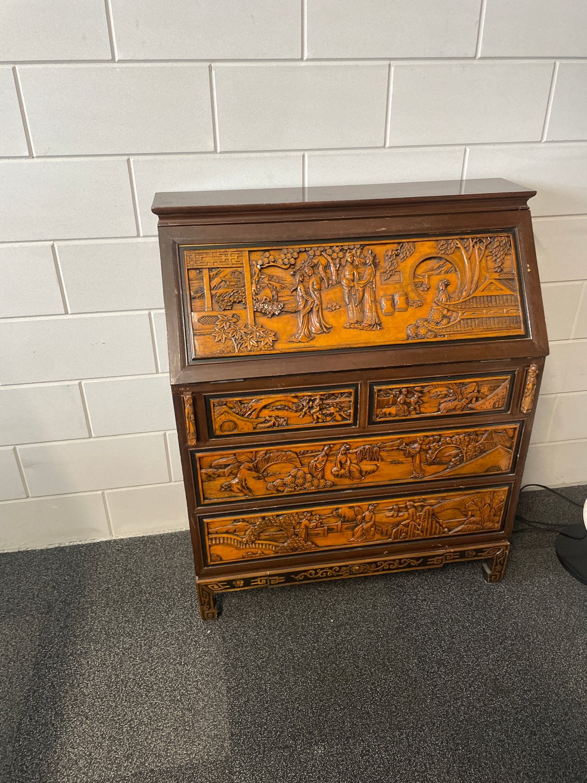 Antiek Chinees secretaire bureau met houtsnijwerk, Ophalen