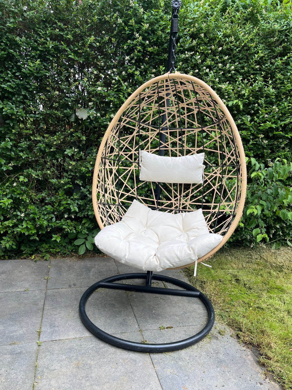 Hangstoel Egg te koop. Wit beige kussens, zwart staal frame, Ophalen, Gebruikt, Rotan