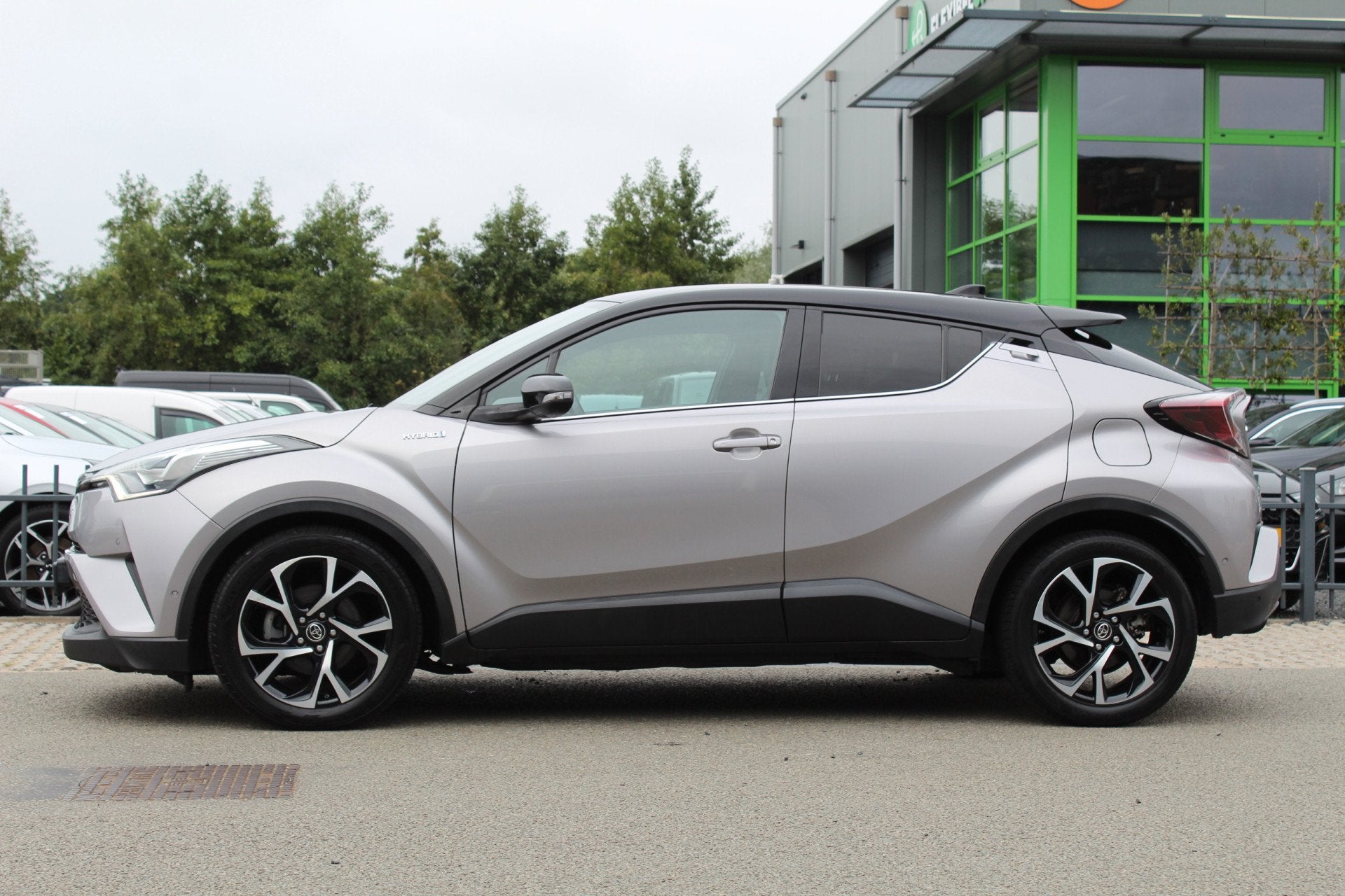 Toyota C-HR 1.8 Hybrid Bi-Tone Plus | Dealer onderhouden, Euro 6, 4 cilinders, 98 pk, 26 km/l