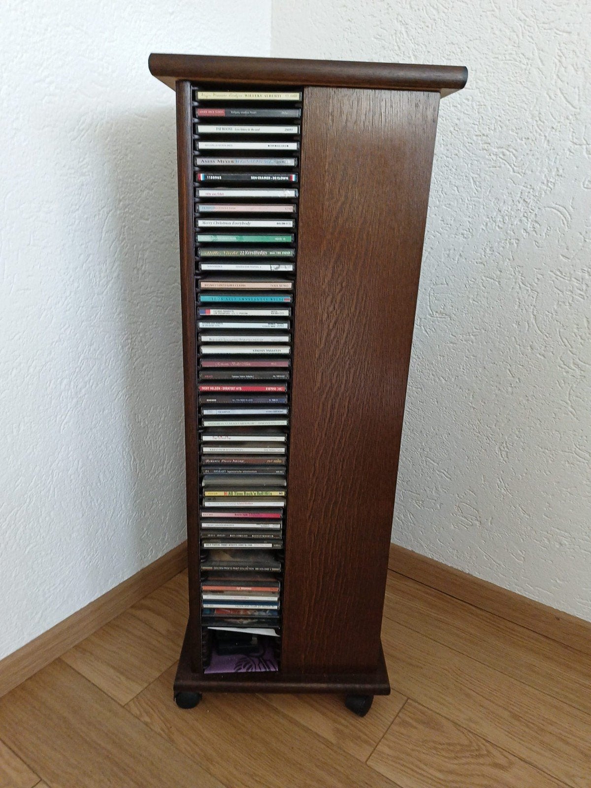 Houten CD-rek op wieltjes - 35,5 x 35,5 x 98,5 cm, Huis en Inrichting, Woonaccessoires | Cd- en Dvd-rekken, Ophalen, Gebruikt