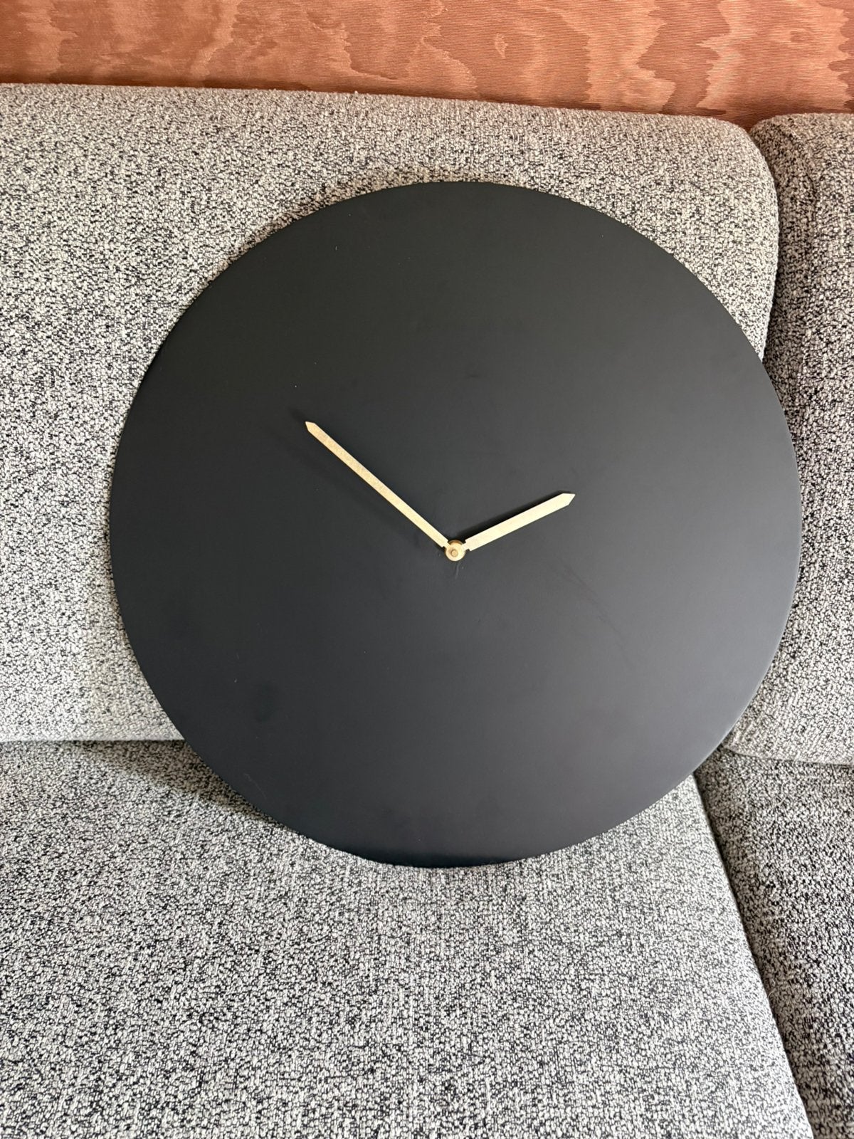 Mat zwarte stalen wandklok, Wandklok, Analoog, Ophalen of Verzenden, Zo goed als nieuw