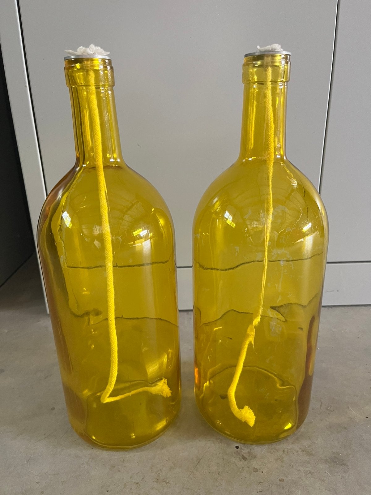 Olielampen in gele fles 2 x, Ophalen, Gebruikt, Geel, Glas
