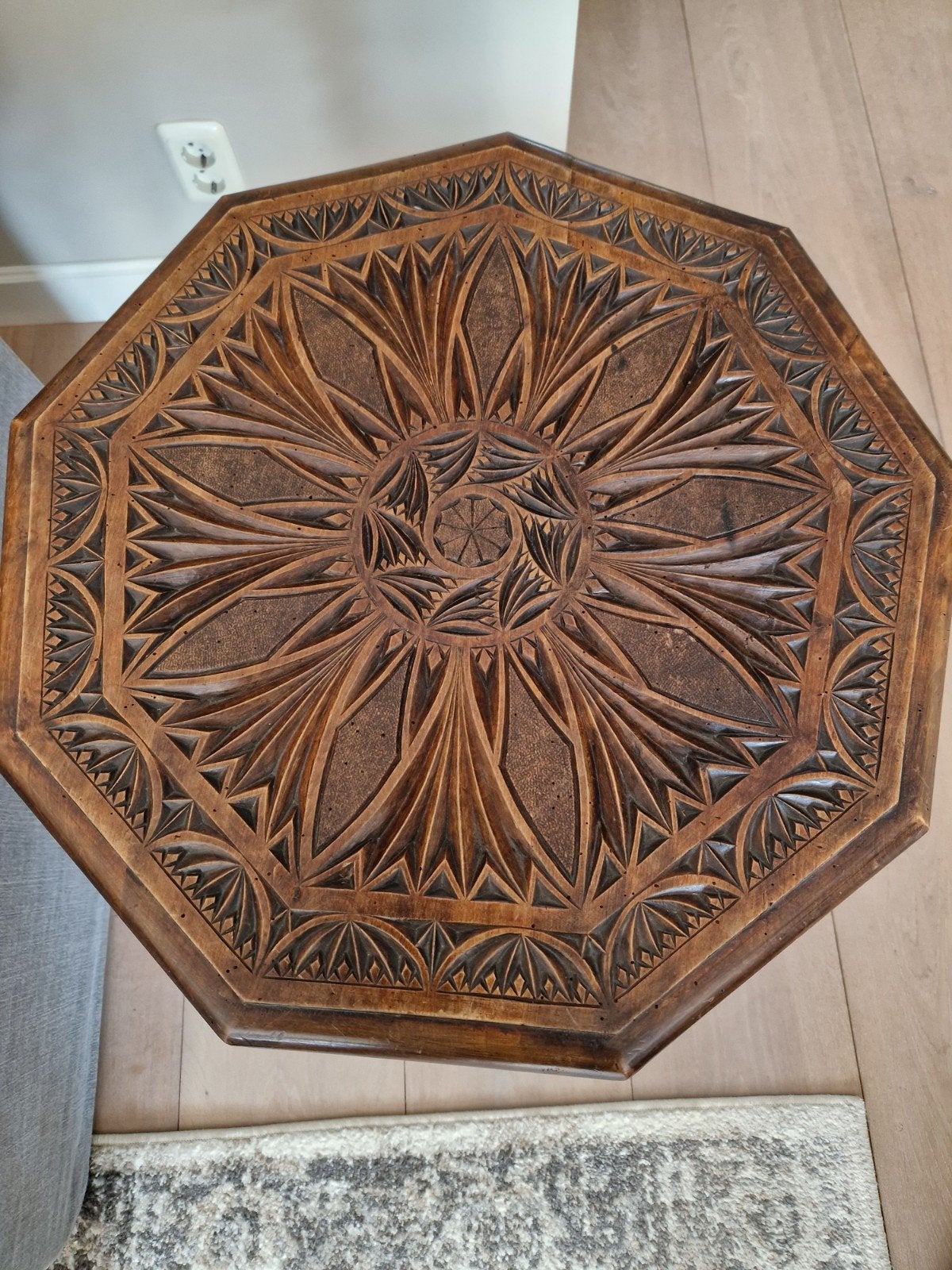 Antieke houten bijzettafel met gedraaide poten, Ophalen