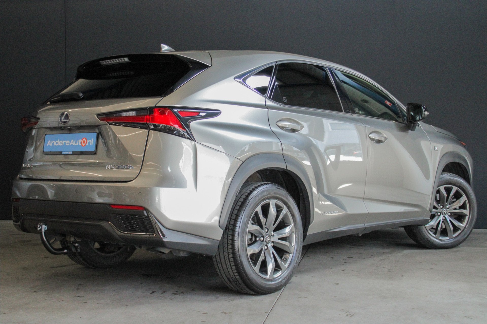 Lexus NX 300h AWD F Sport Premium |trekhaak|President Pack|p, Auto's, Automaat, Gebruikt, Zwart, Verwarmde buitenspiegels