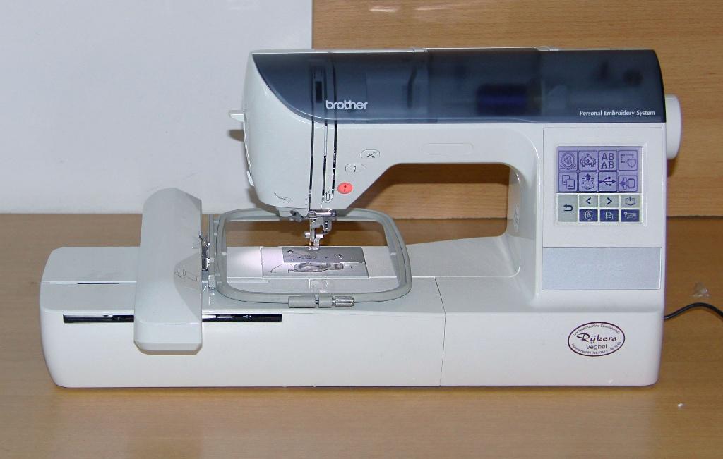 Brother Innovis 750E borduurmachine inclsief alle toebehoren, Hobby en Vrije tijd, Ophalen, Zo goed als nieuw, Machineborduren