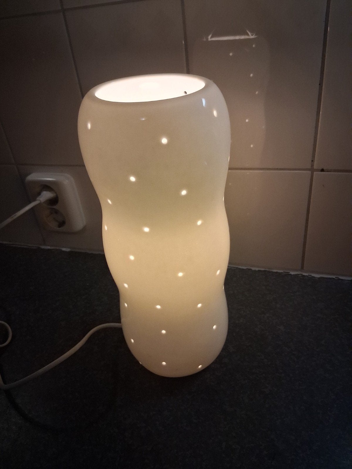 IKEA Damsta tafellamp - Witte glazen lamp met gaatjes, Modern, Sfeervol, Ophalen of Verzenden, Minder dan 50 cm, Glas