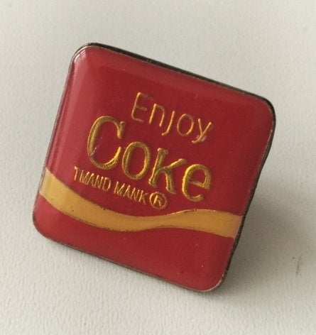 Coke pin jaren '80, Verzamelen, Speldjes, Pins en Buttons, Ophalen of Verzenden, Gebruikt, Merk, Speldje of Pin