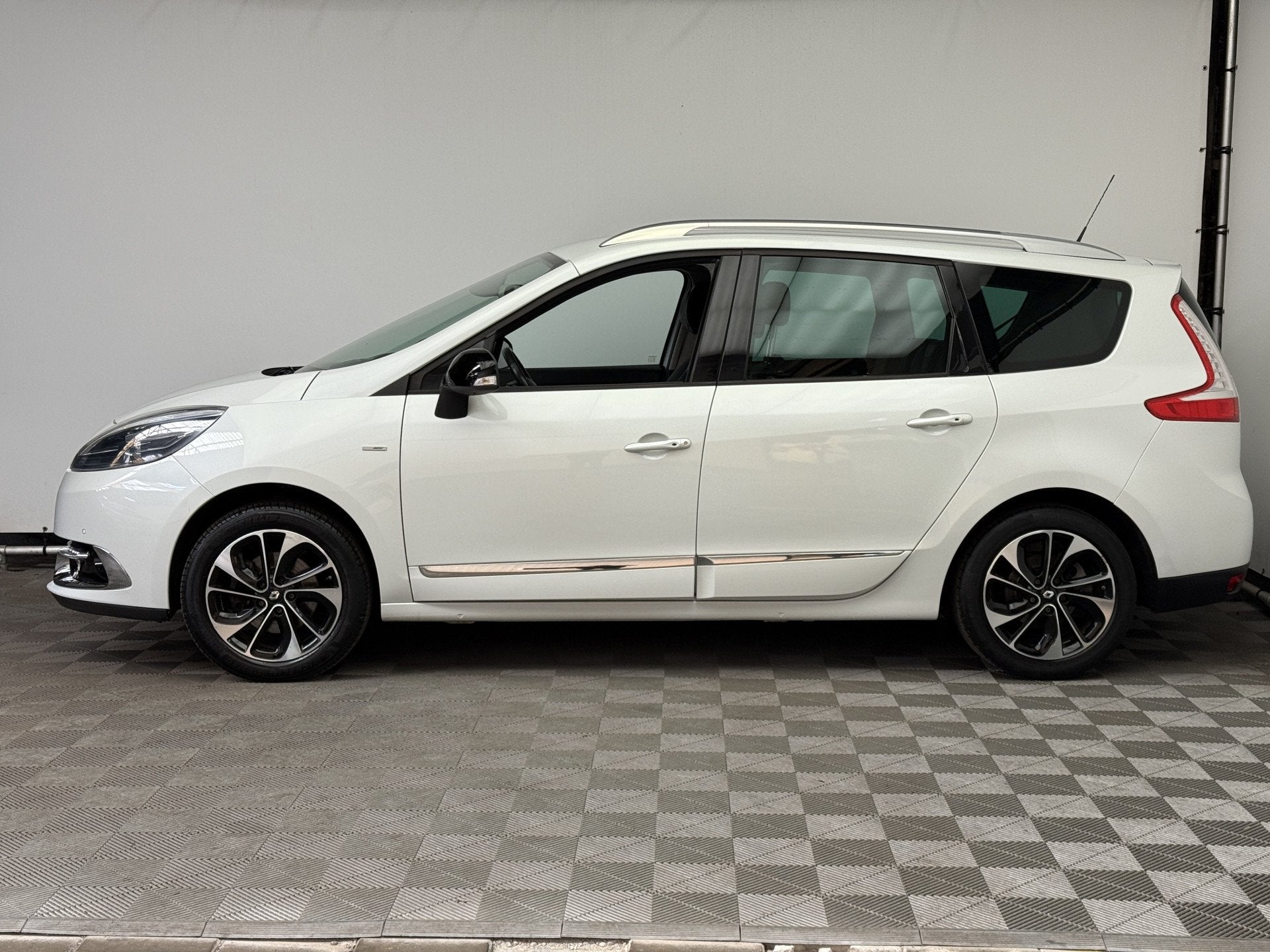 Renault Grand Scénic 1.2 TCe Bose Navi PDC Trekhaak NL Auto, Voorwielaandrijving, Gebruikt, 4 cilinders, Met garantie (alle)