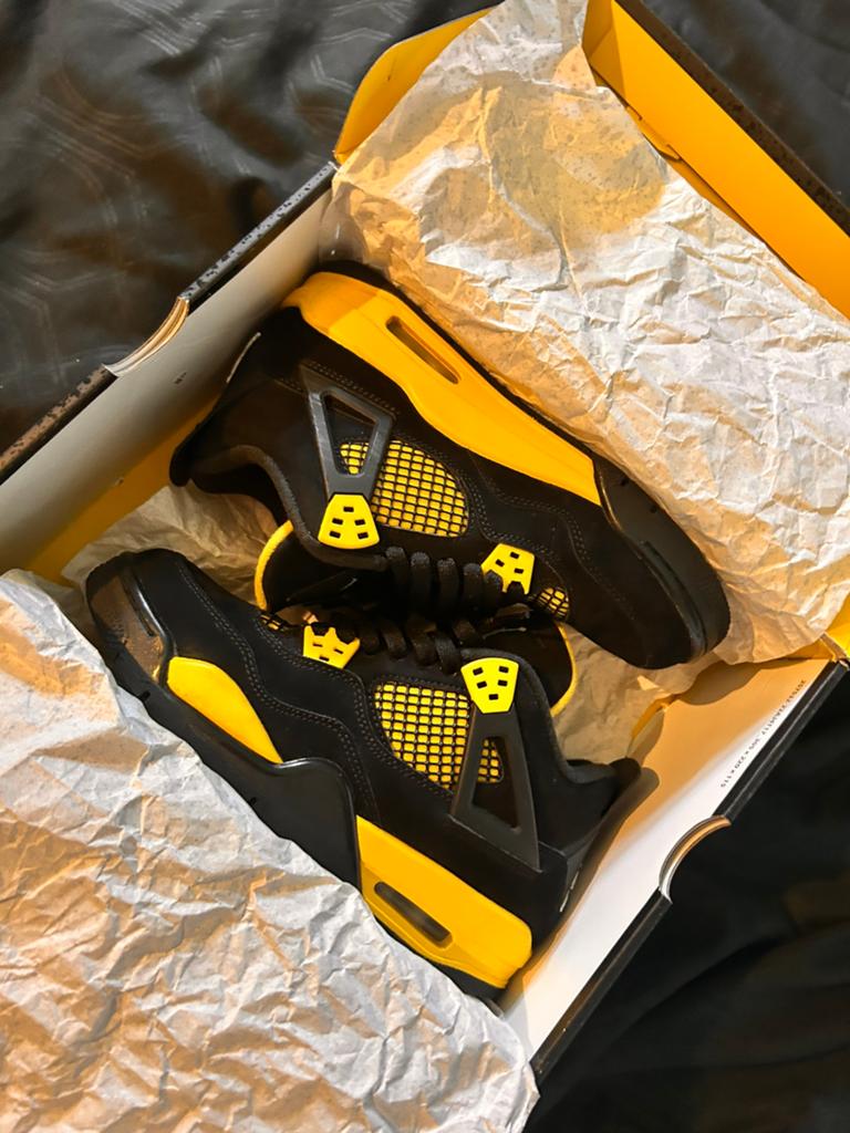 Nike Air Jordan 4 Retro 'Thunder' - Zwart/Geel, Kleding | Heren, Schoenen, Ophalen of Verzenden, Zo goed als nieuw, Zwart, Sneakers of Gympen