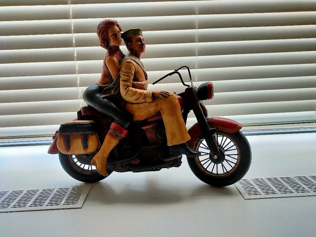 Foto 2 van Motorrijder koppel beeldje