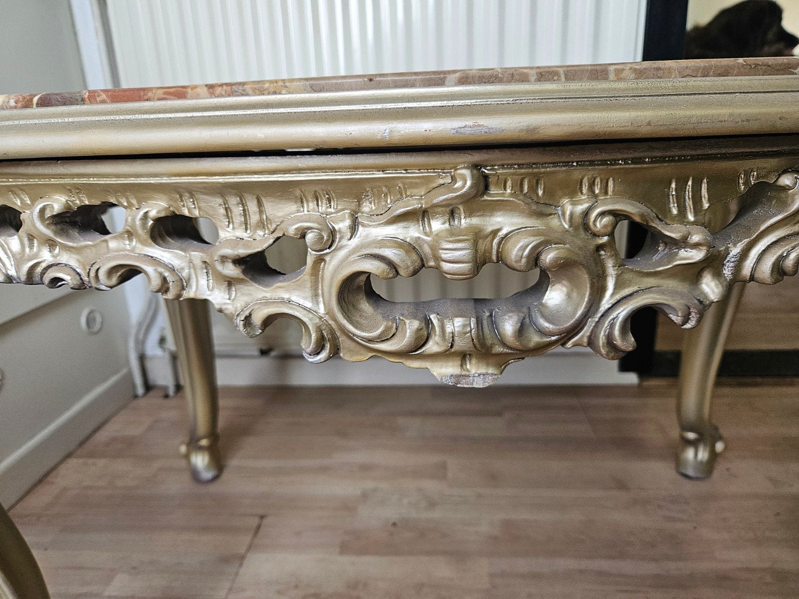Salontafel met massief stenen blad en houten frame, Ophalen