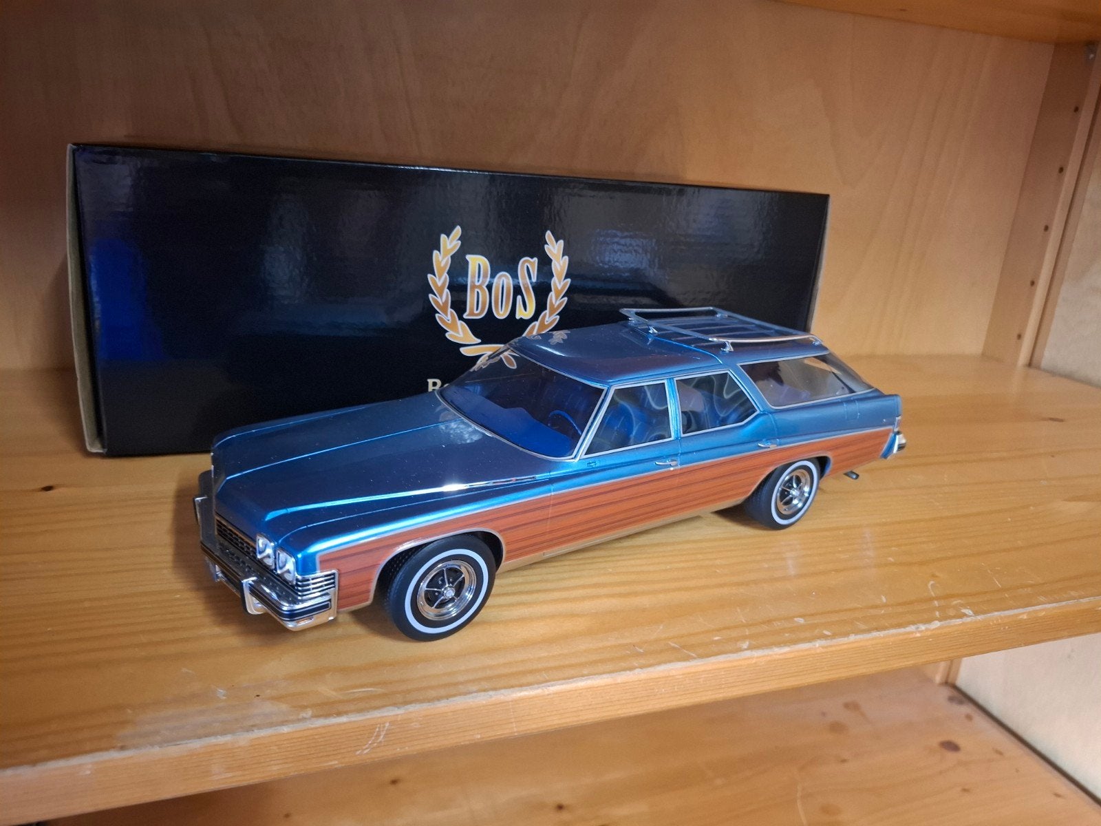 BOS 1:18 Buick Estate Wagon met doos, Hobby en Vrije tijd, Modelauto's | 1:18, Ophalen of Verzenden, Zo goed als nieuw, Auto, Overige merken