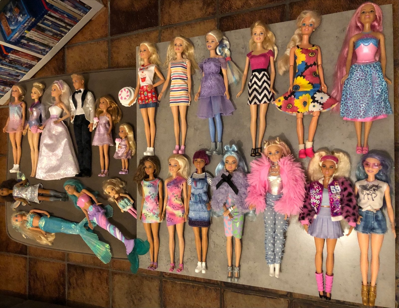 Grote set Barbiepoppen, kleding, accessoires en voertuigen, Ophalen of Verzenden, Gebruikt, Barbie