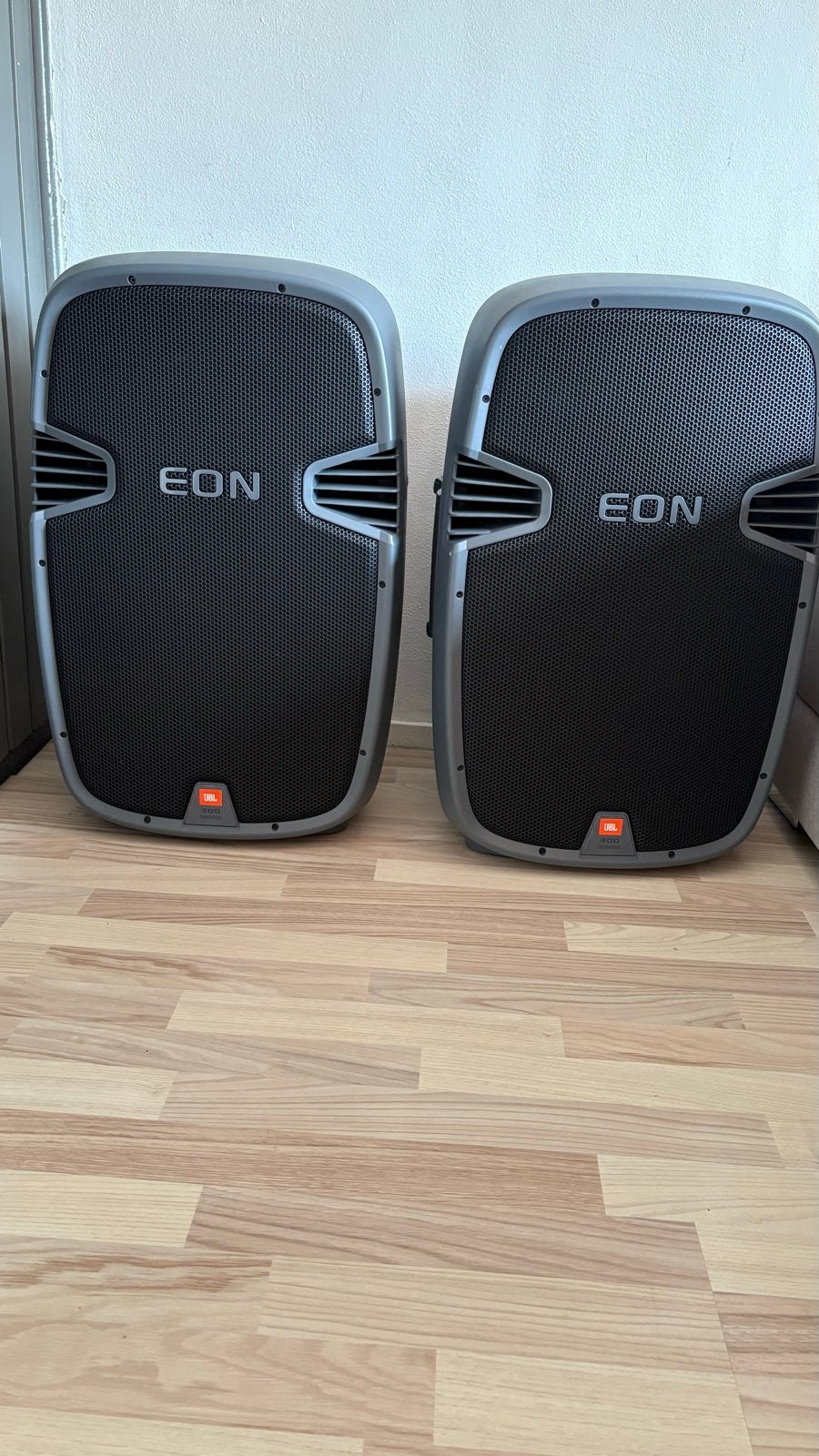 JBL EON 300-serie PA-speakerset met standaards en kabels, Ophalen, Gebruikt, Inclusief kabels, JBL