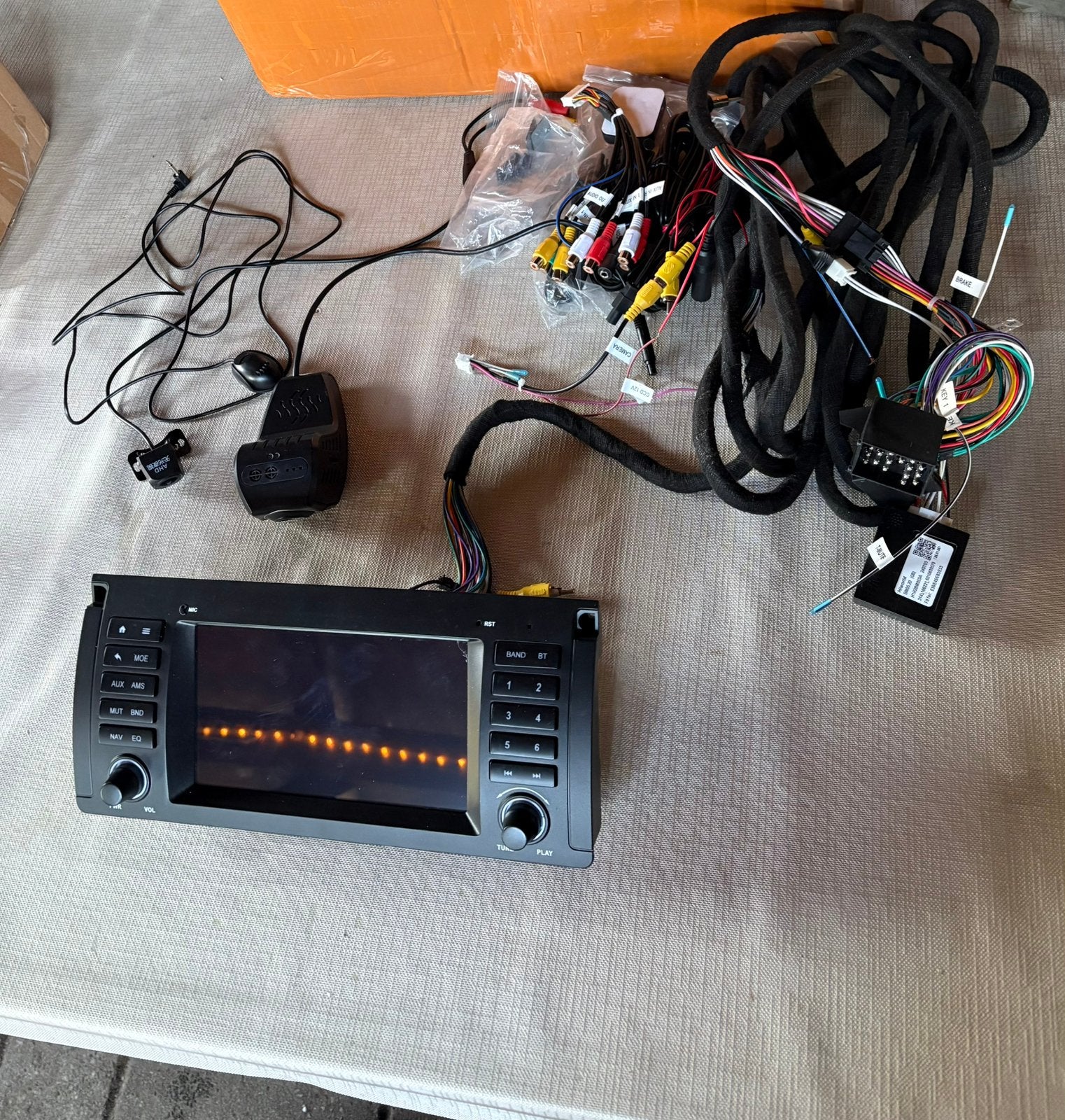 autoradio set in originele BMW 5-serie (E39) en X5 (E53)., Auto diversen, Autoradio's, Ophalen of Verzenden, Nieuw