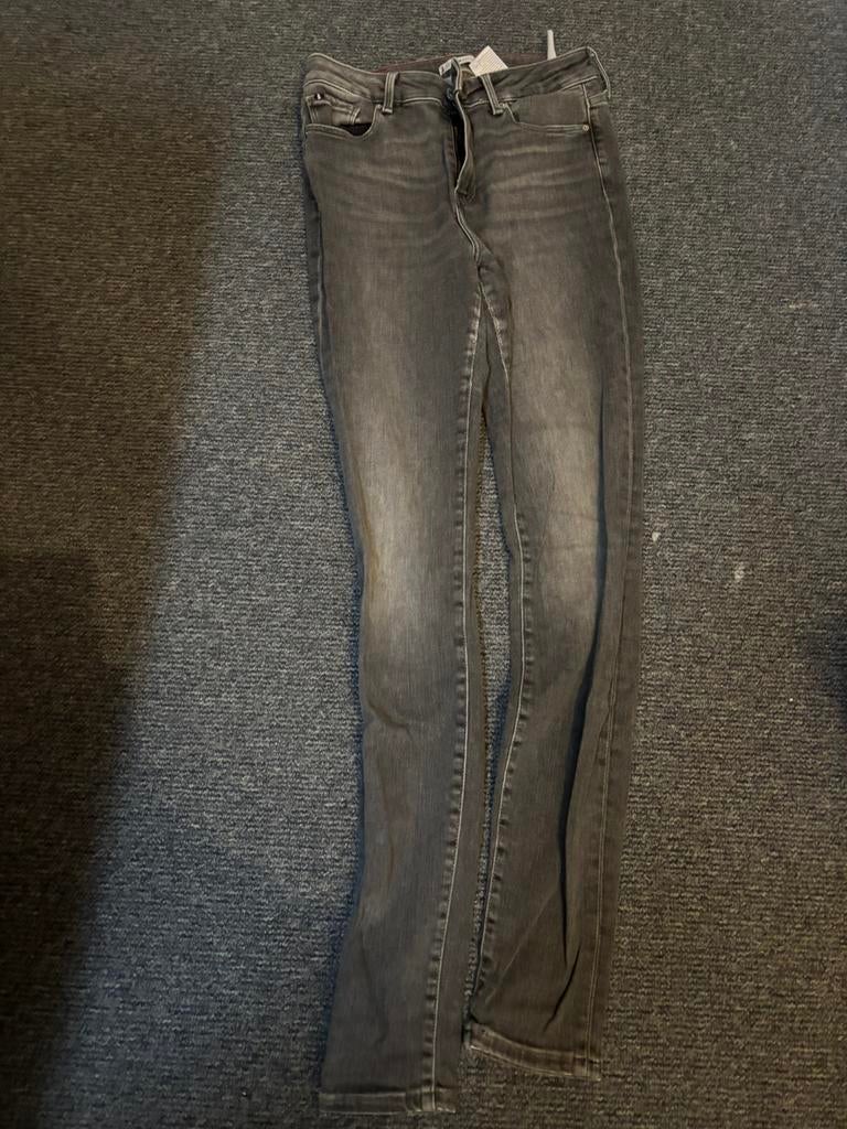 Mooie tommy hilfiger skinny, Ophalen of Verzenden, Zo goed als nieuw, Grijs, W28 - W29 (confectie 36)