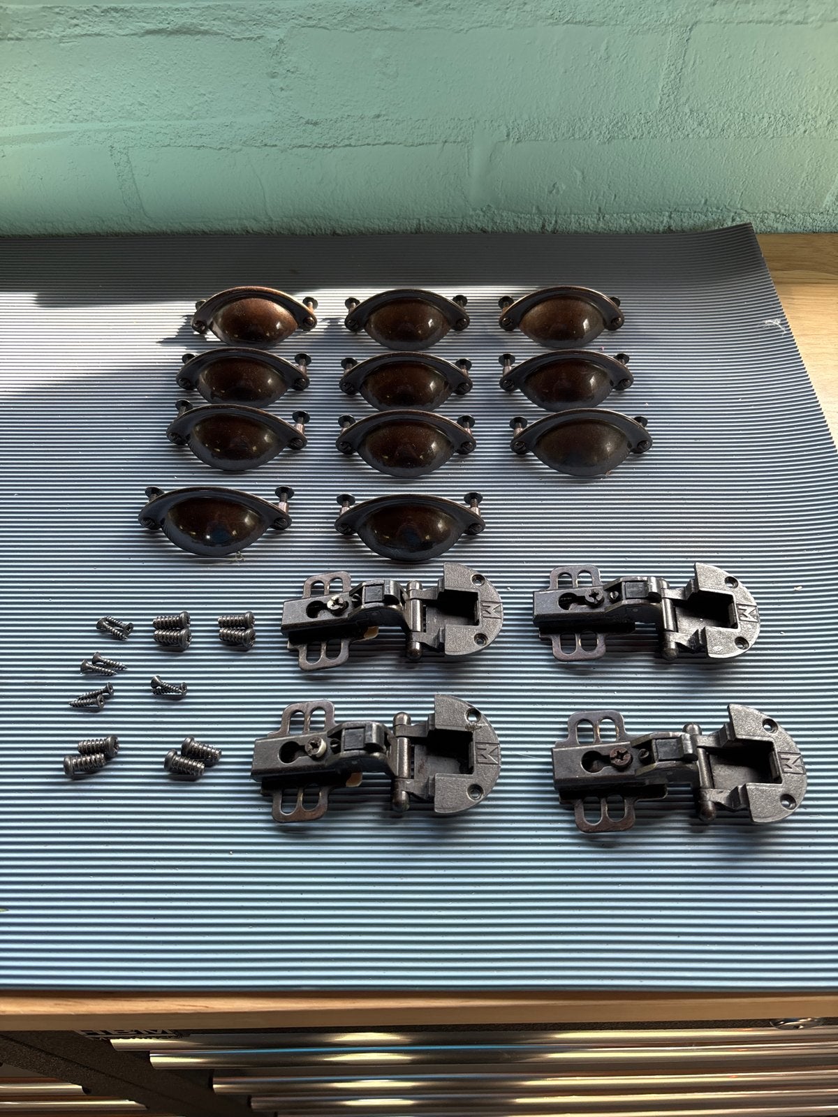 Set van 12 handgrepen en 4 scharnieren met schroeven, Ophalen of Verzenden, Gebruikt, Minder dan 50 mm, Overige typen