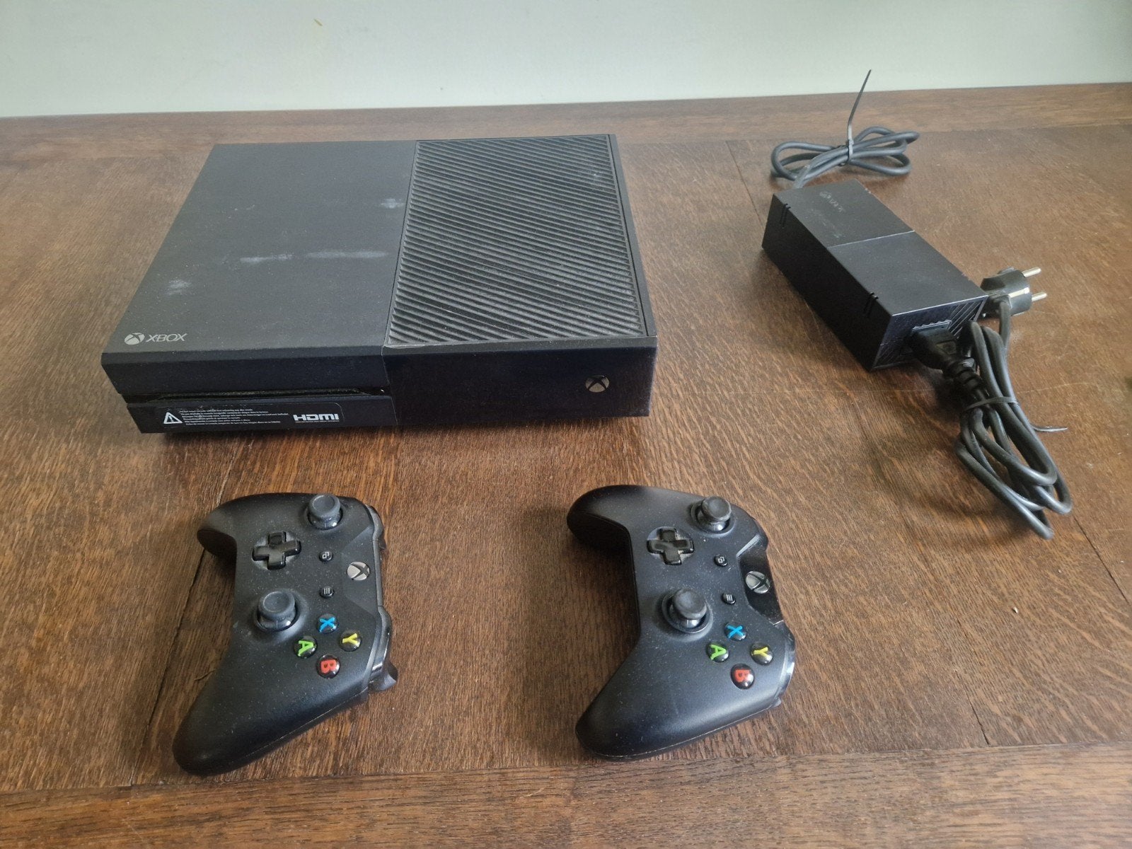 Xbox One met 2 controllers en 2 games (Halo, Far Cry 4), Spelcomputers en Games, Gebruikt, Vanaf 18 jaar, Shooter, 2 spelers