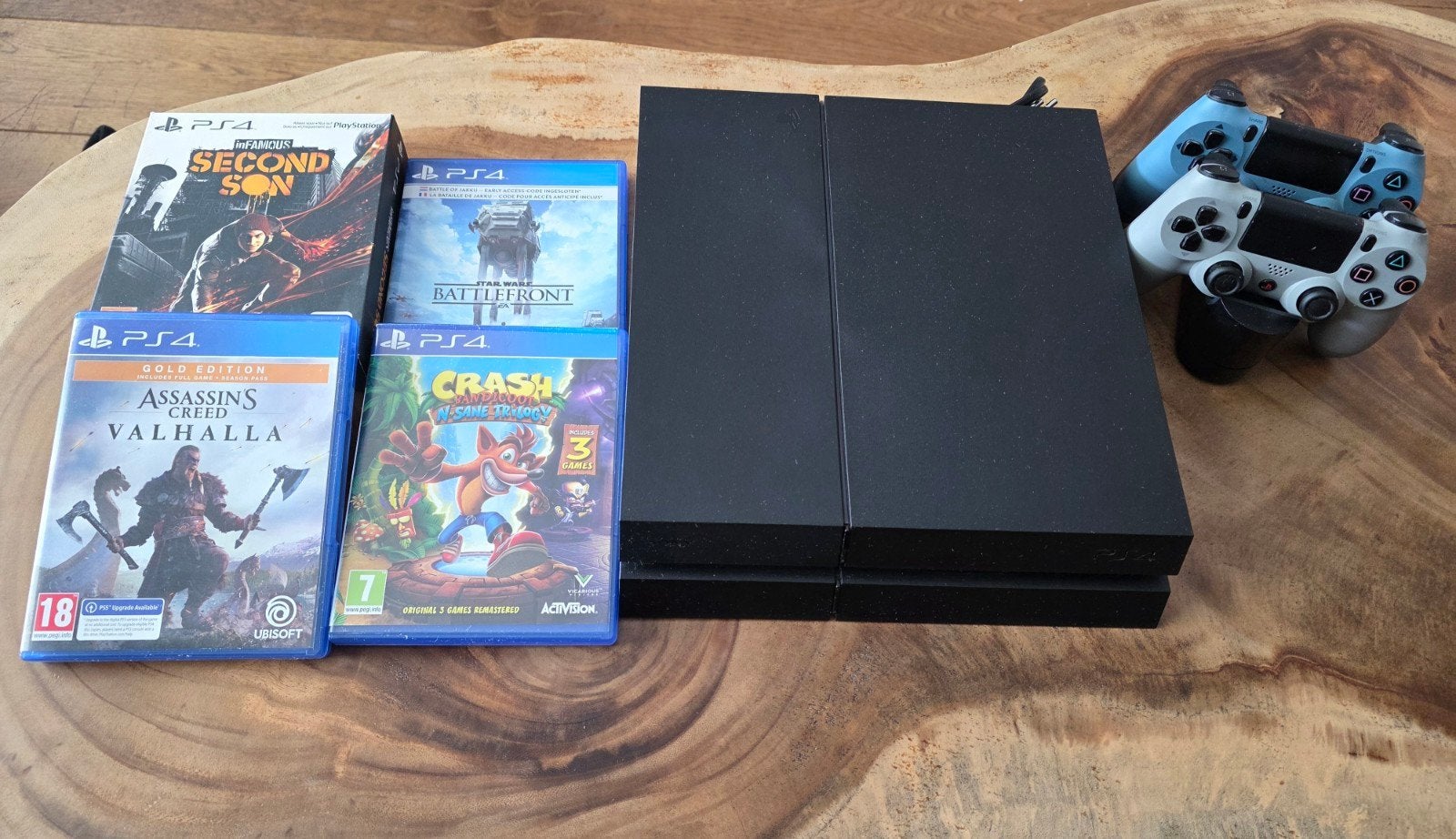 Sony Playstation 4 met 2 Controlers, oplader en 4 spellen., Spelcomputers en Games, Ophalen, Met 2 controllers, Zo goed als nieuw