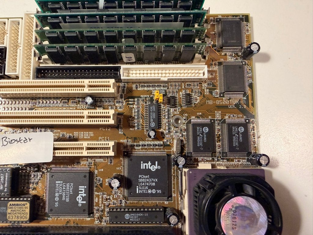 Biostar MB-8500TVX-A (Socket 7) — Pentium 166 + 64MB getest, Computers en Software, Ophalen of Verzenden