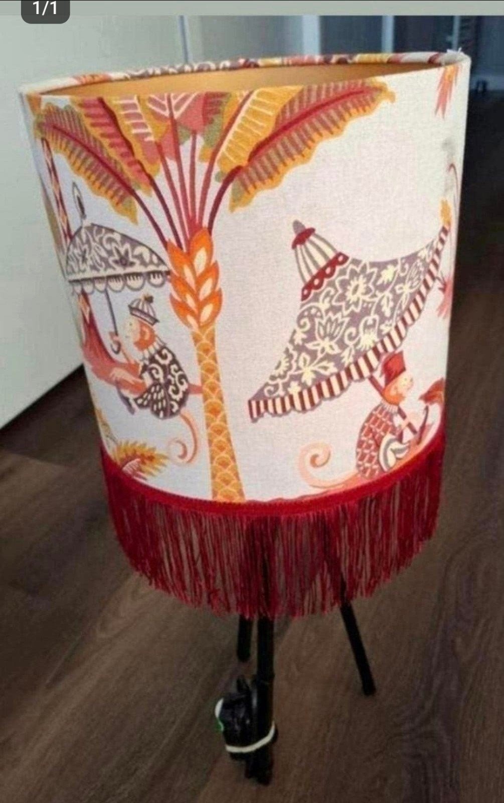 Handgemaakte lampenkap met apenprint en rode franjes, Huis en Inrichting, Lampen | Lampenkappen, Ophalen of Verzenden