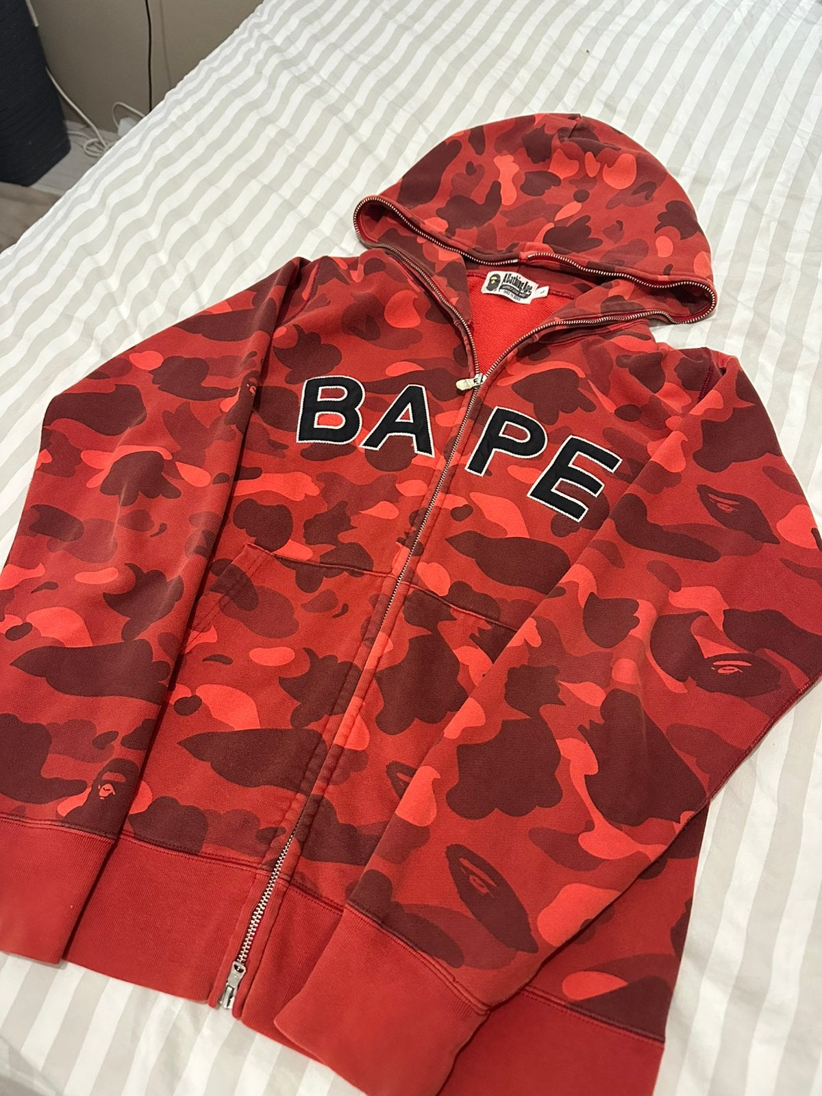A Bathing Ape full zip hoodie Japan Exclusive size L, Ophalen of Verzenden, Zo goed als nieuw, Maat 52/54 (L), Rood
