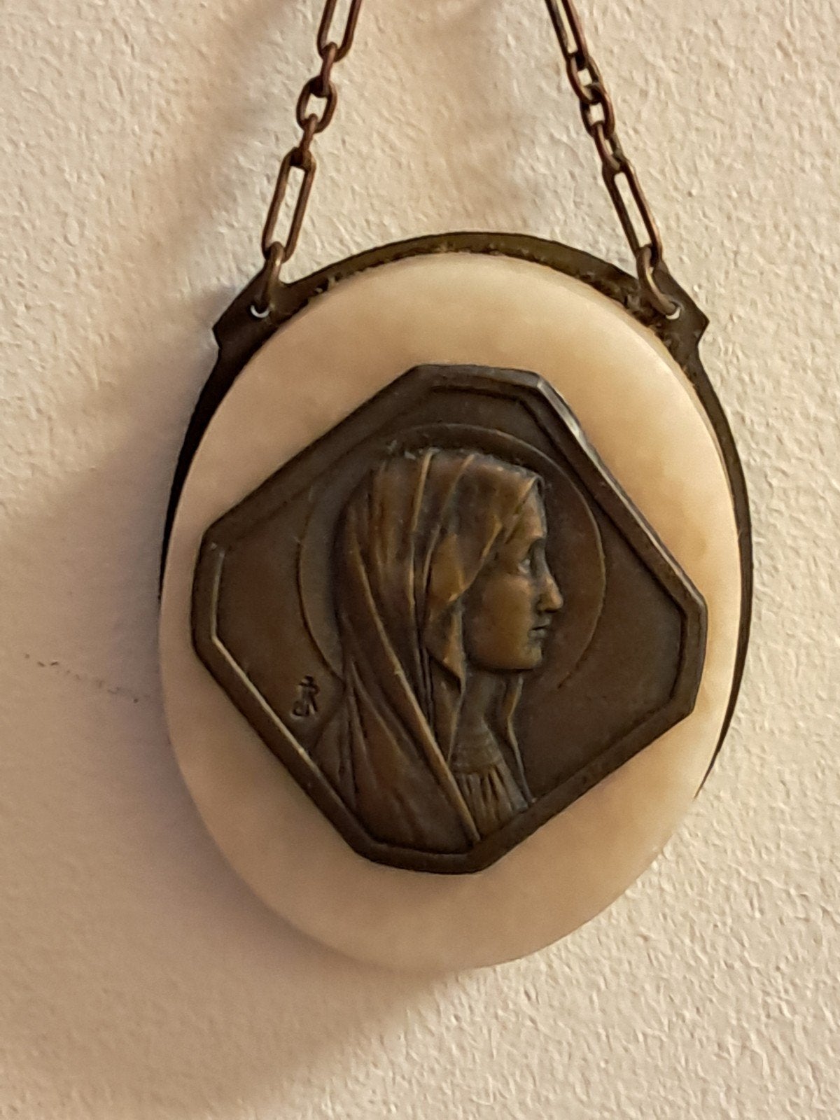 Antieke Devotie Penning Maagd Maria op Marmeren Steen, Ophalen of Verzenden
