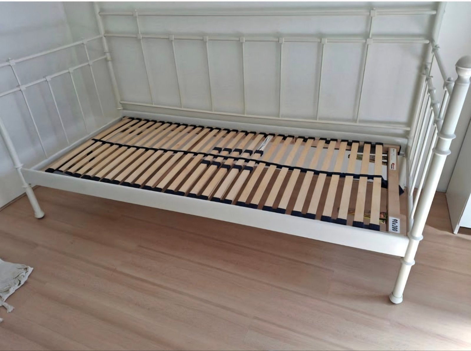IKEA eenpersoonsbed, wit metalen frame met lattenbodem, Huis en Inrichting, Ophalen, Gebruikt, 90 cm, Eenpersoons