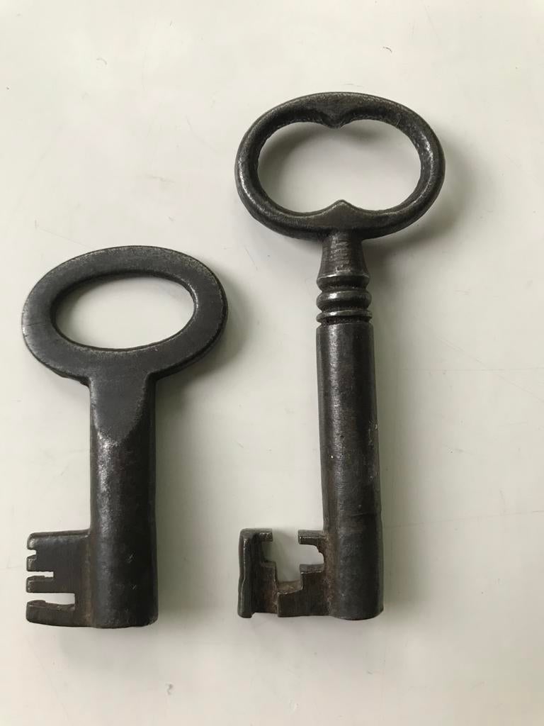 2 antieke sleutels 7,5 en 5 cm., Antiek en Kunst, Antiek | Gereedschap en Instrumenten, Ophalen of Verzenden