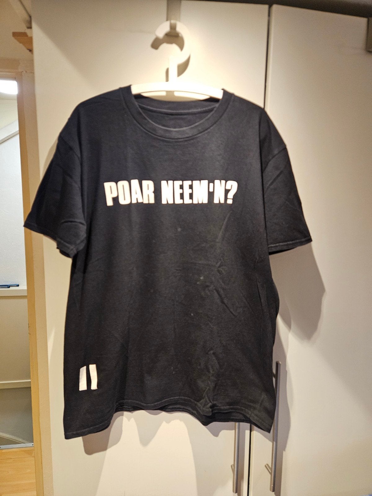 Zwart T-shirt 'POAR NEEM'N?', Zwart, Poar neem'n, Maat 56/58 (XL), Ophalen of Verzenden