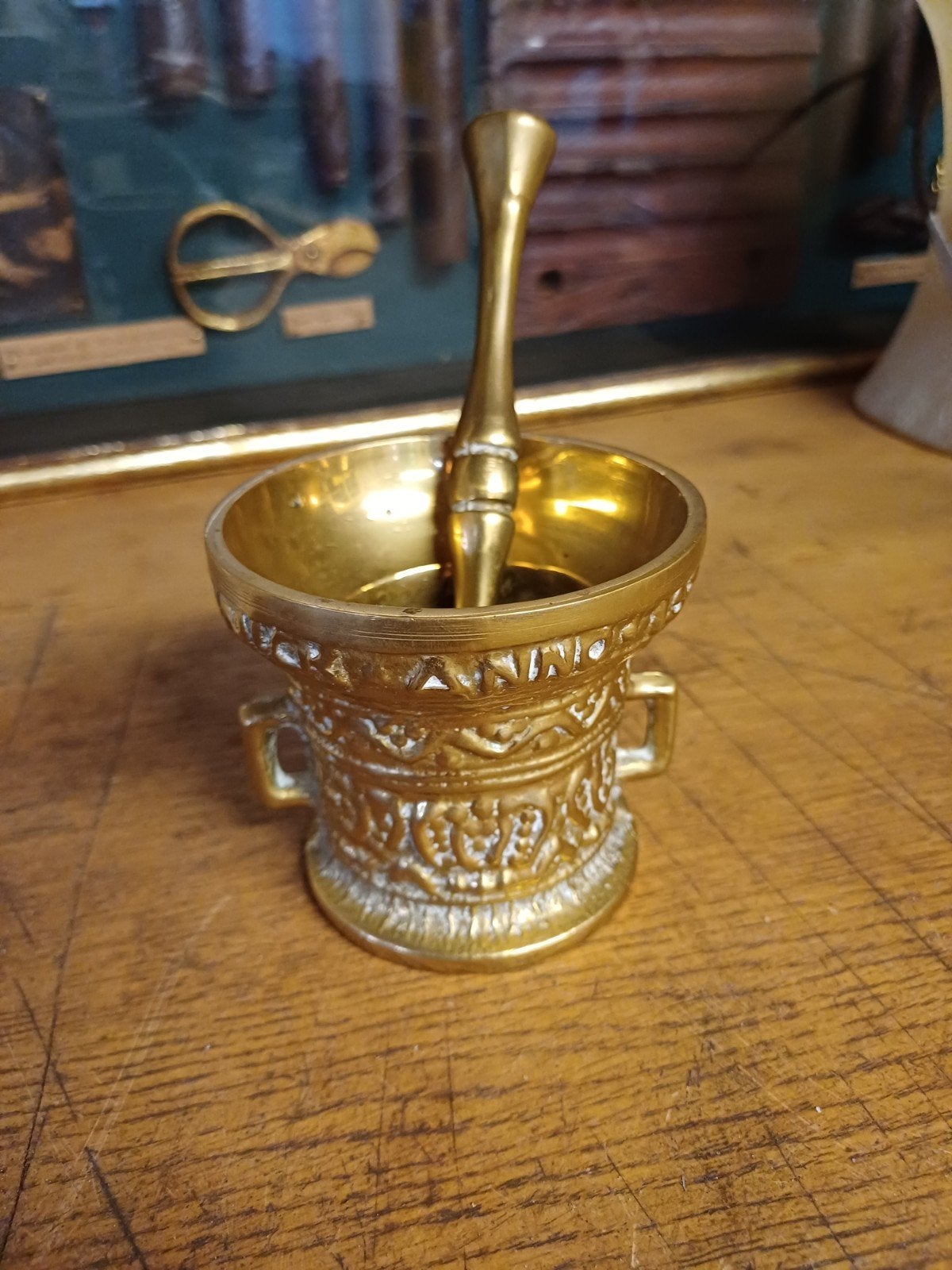 Vijzel met stamper "Nick Anno 1590 Netto Verwin", Antiek en Kunst, Antiek | Koper en Brons, Ophalen of Verzenden, Brons