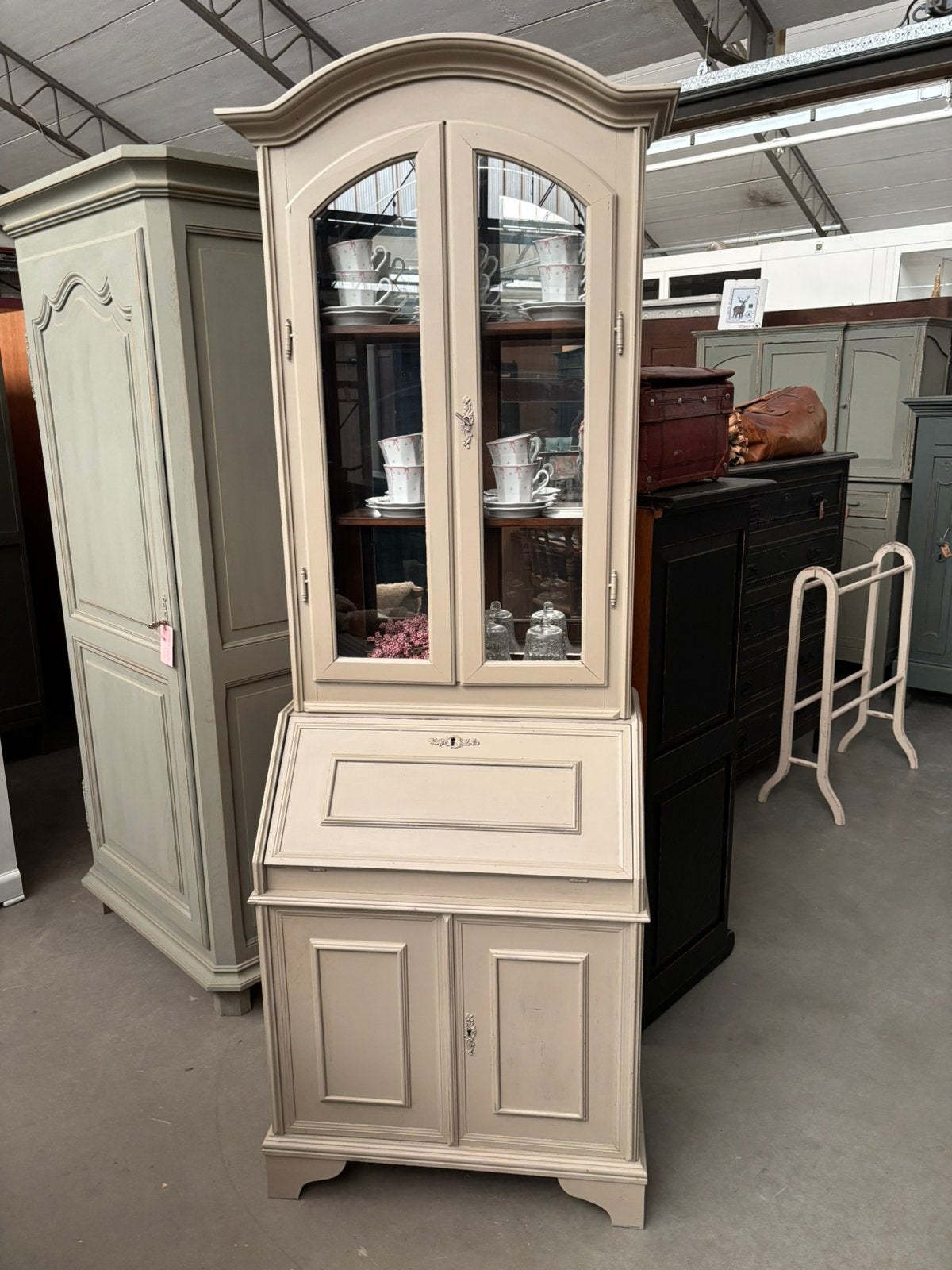 Brocante secretaire kast / buffetkast / vitrinekast, Ophalen, Studio Larilo, Studiolarilo@gmail.com, Zo goed als nieuw