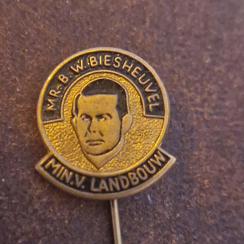 SPELDJE Minister van Landbouw Biesheuvel, Verzamelen, Speldjes, Pins en Buttons, Ophalen of Verzenden, Zo goed als nieuw, Merk