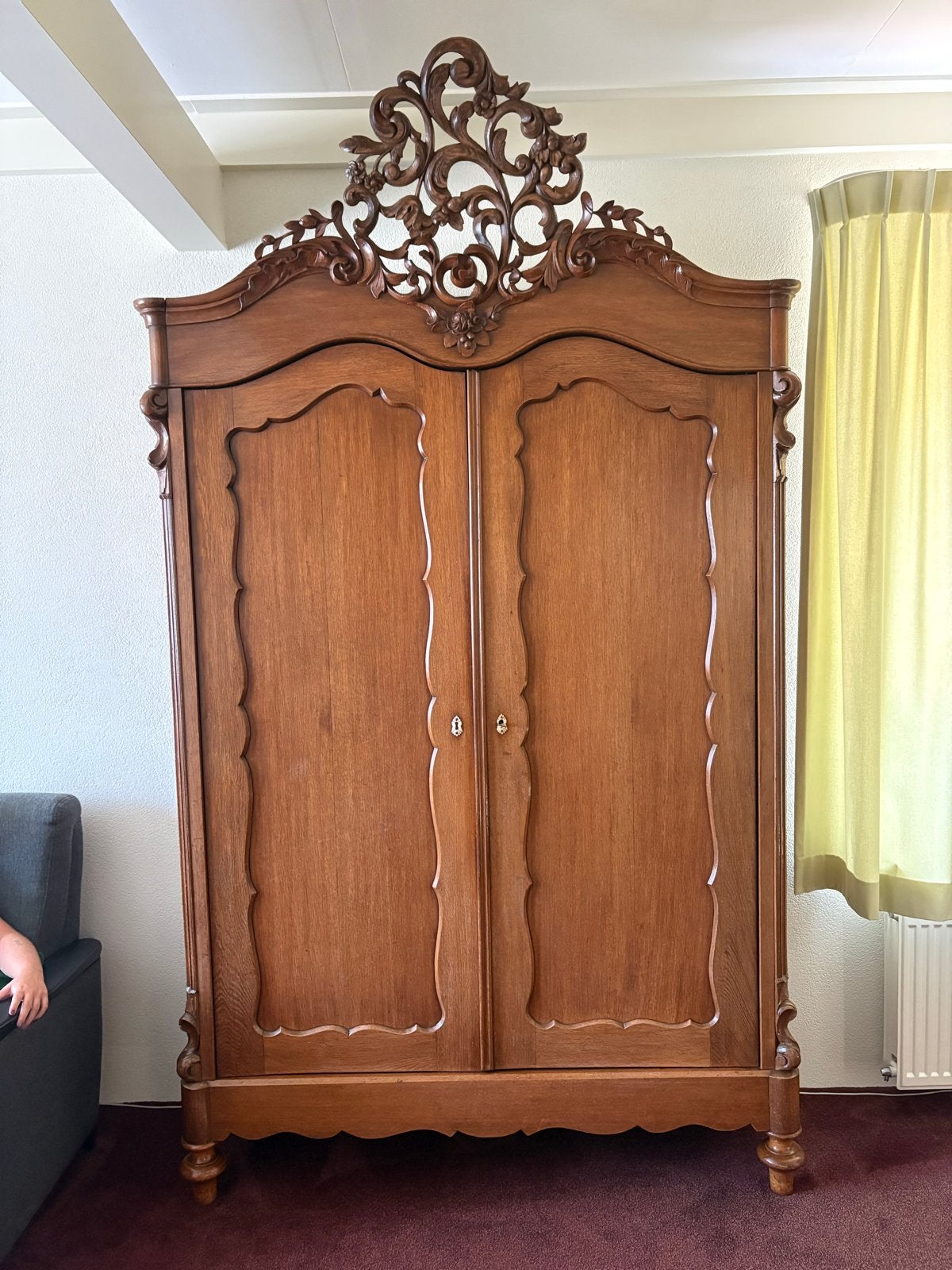 Prachtige Antieke Houten kroonkast met Snijwerk, Ophalen