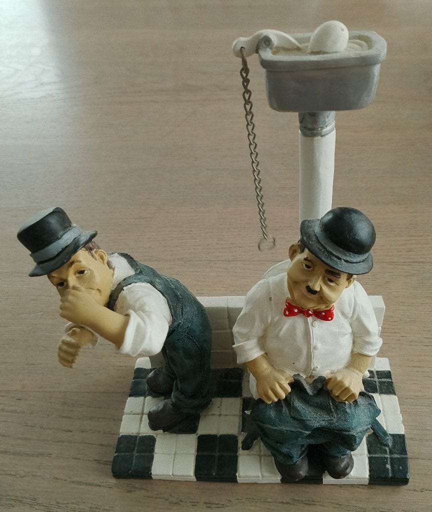LAUREL & HARDY OP HET TOILET, Ophalen of Verzenden, Zo goed als nieuw, Mens