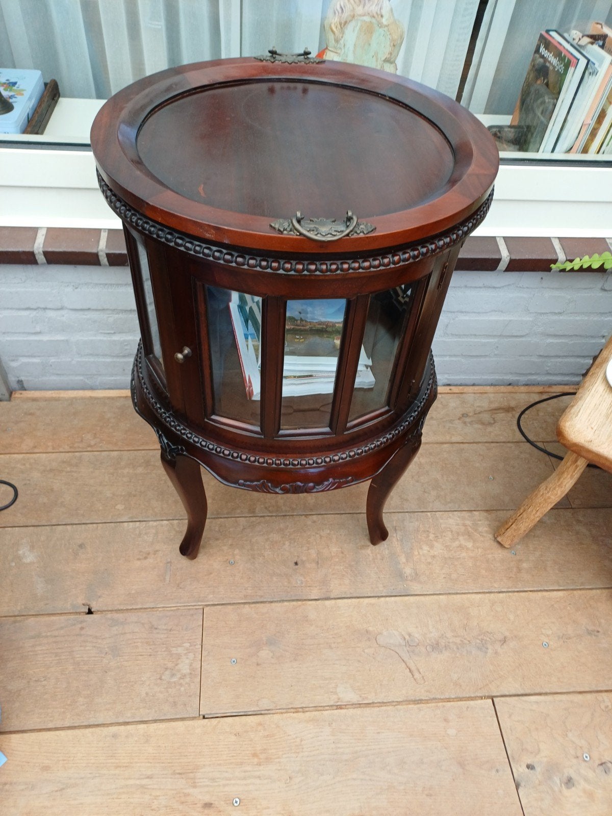 Vintage roodbruin kastje met geslepen glas, Ophalen