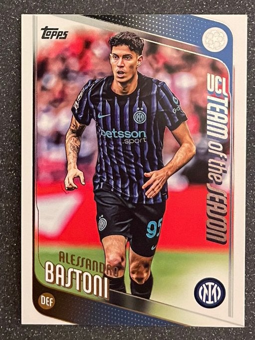 Topps UCC Flagship ‘26   UCL TEAM ot SEASON   BASTONI  INTER, Verzenden, Zo goed als nieuw, Plaatje