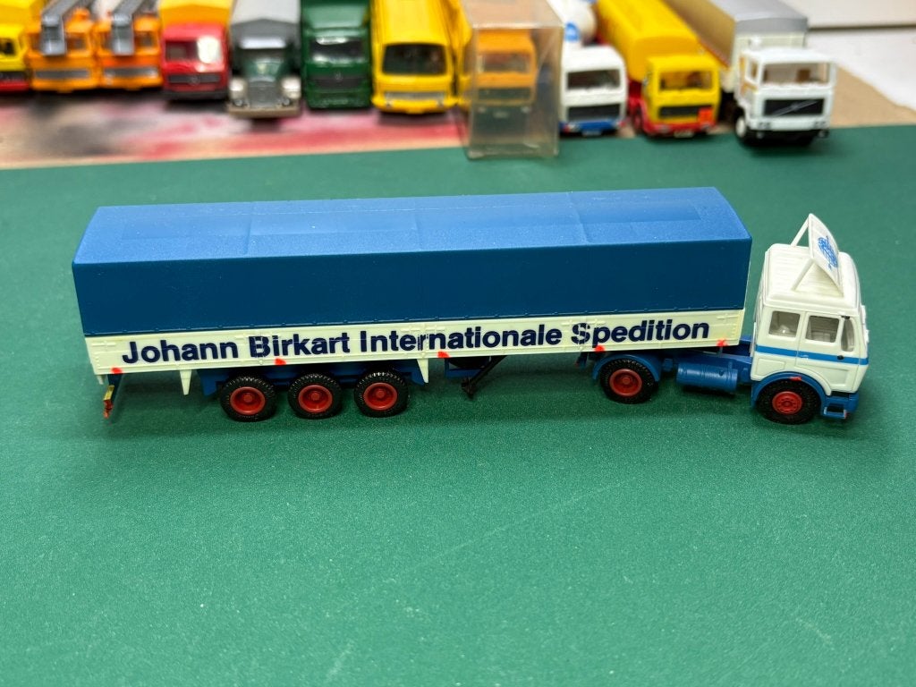Herpa Mercedes trekker met zeil oplegger Birkart IMG6986/7/8, Ophalen of Verzenden, Bus of Vrachtwagen, Herpa