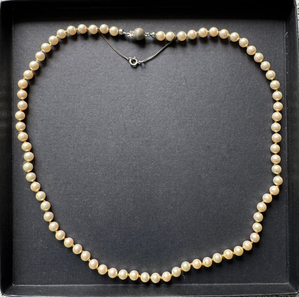 Halsketting van echte parels 48 cm zilver beveiligd slotje, Ophalen of Verzenden, Gebruikt, Wit, Zilver