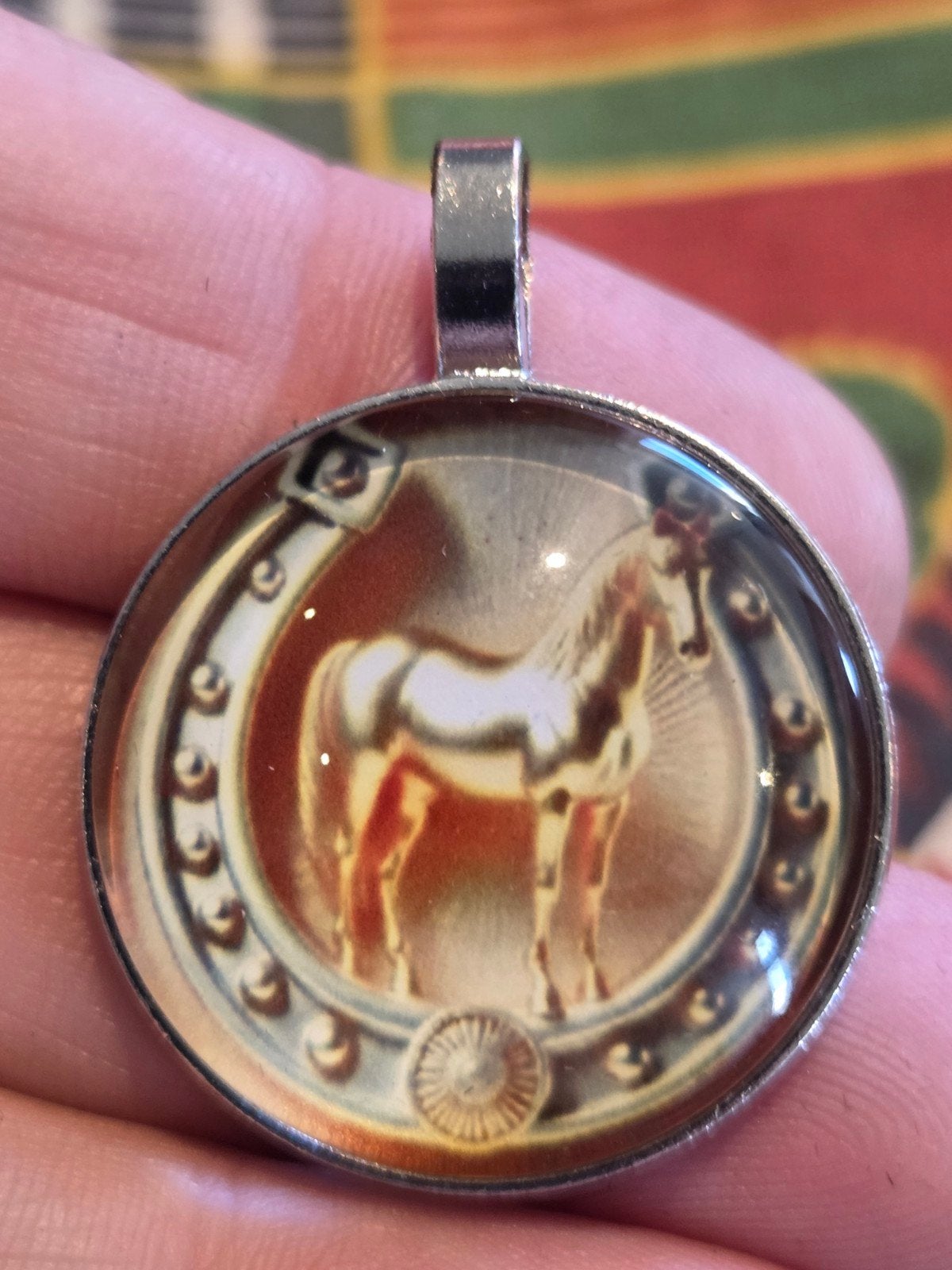Nieuwe glazen hanger met paard en hoefijzer, Ophalen of Verzenden, Nieuw, Glas of Kristal, Dier