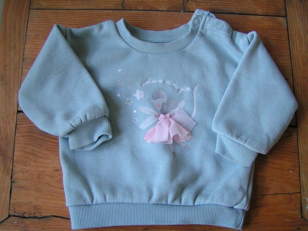 truitje met dansende muis maat 74 nr ZZ 553, Kinderen en Baby's, Babykleding | Maat 74, Zo goed als nieuw, Primark, Truitje of Vestje